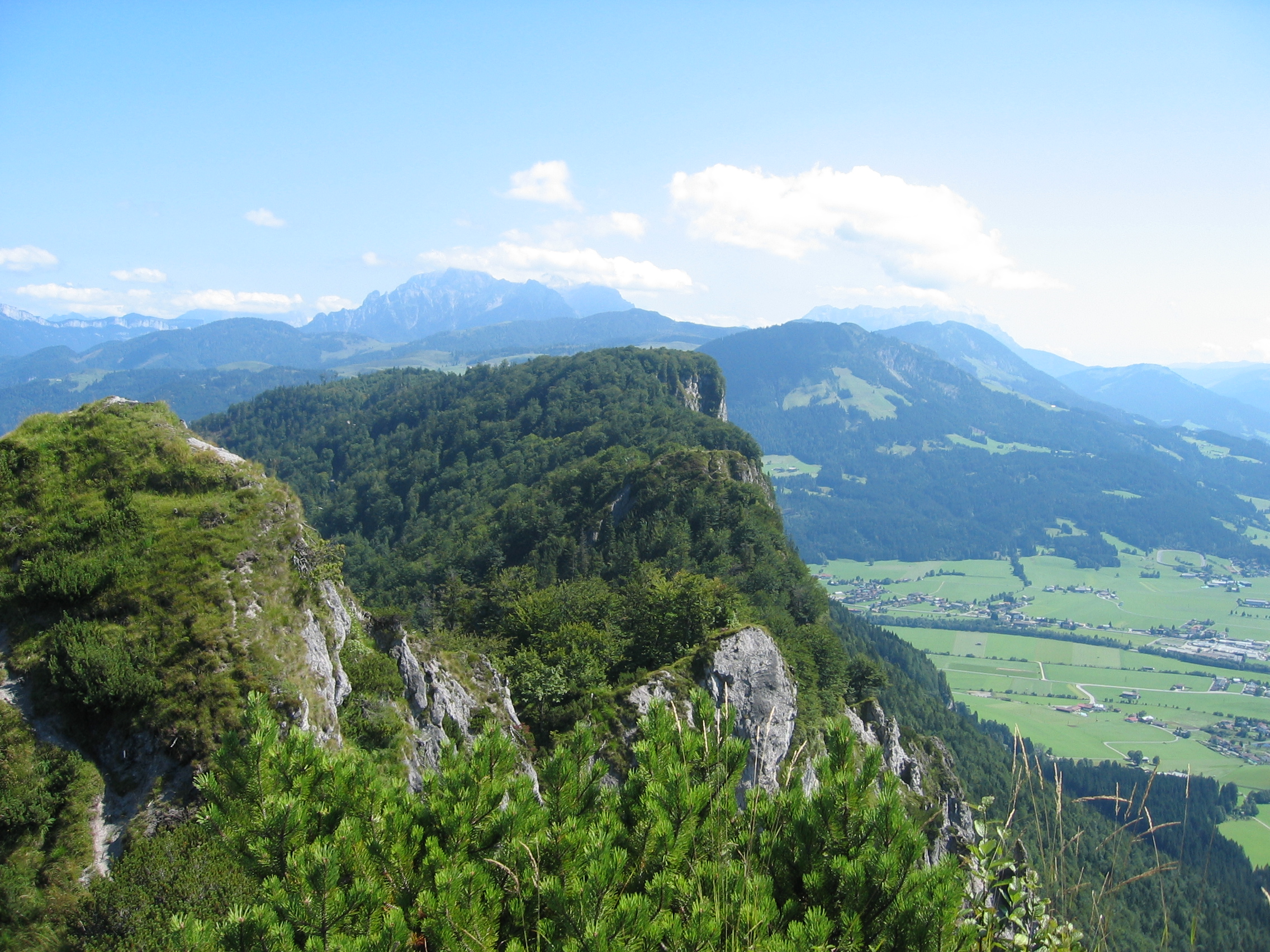R&uuml;ckblick nach Osten, im Hintergrund die Loferer und Leoganger Steinberge