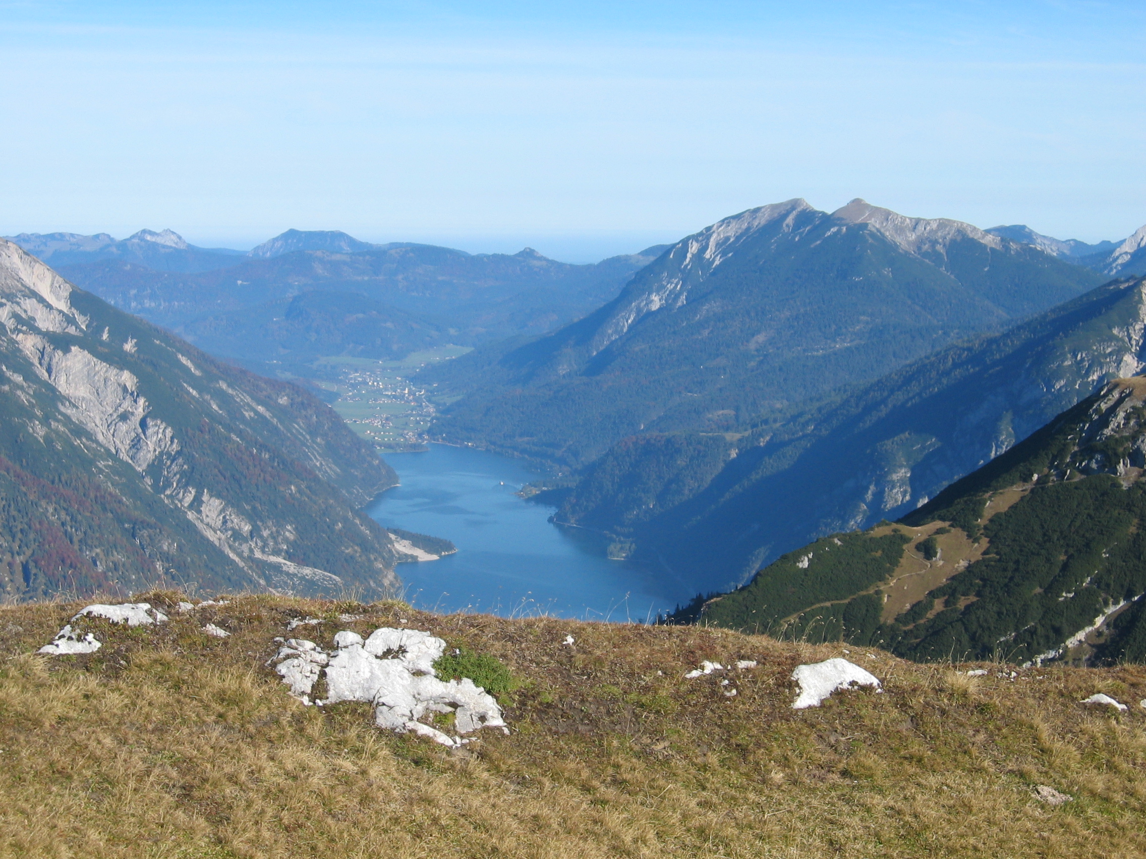 Achensee, dahinter mehrere "unn&uuml;tze" Gipfel