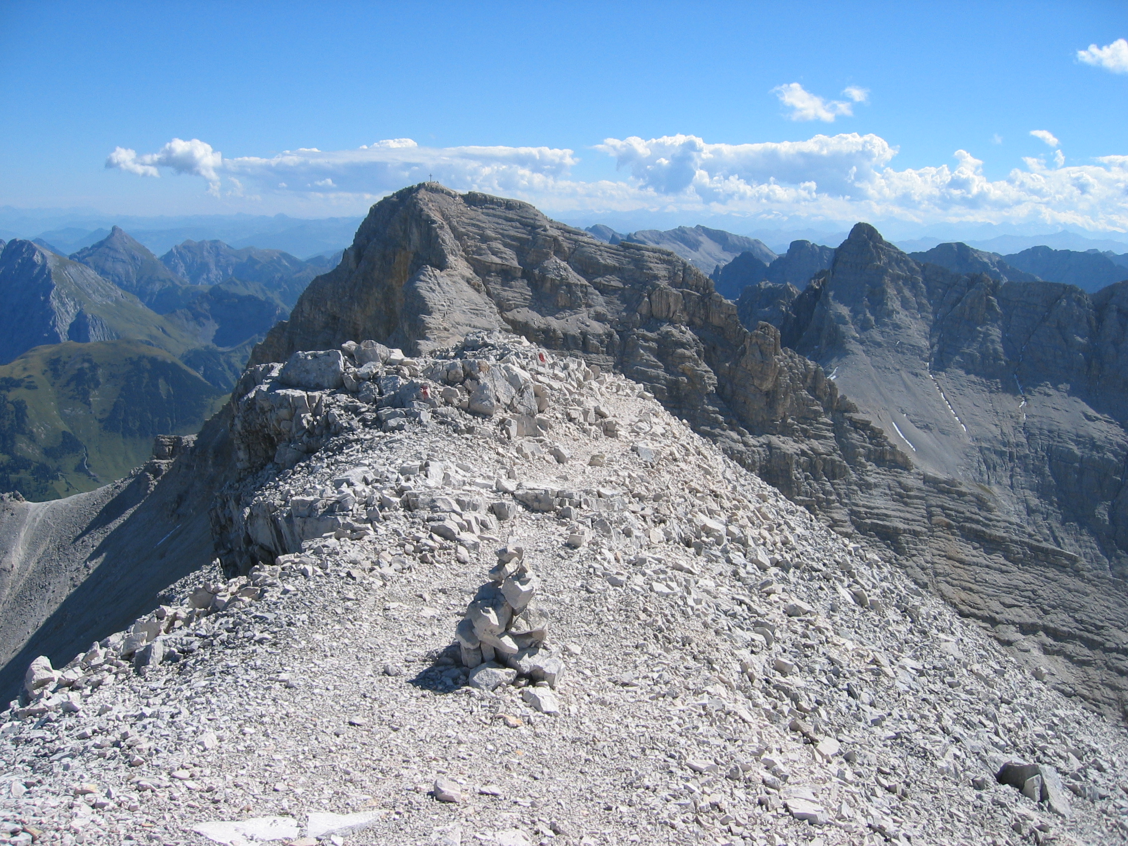Blick von der Östlichen Ödkarspitze nach Osten: Birkkarspitze, Kaltwasserkarspitze