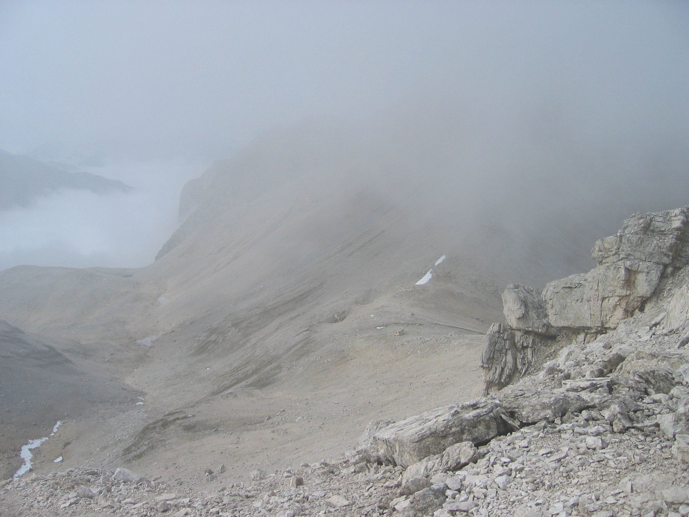 Biwakschachtel, noch im Nebel