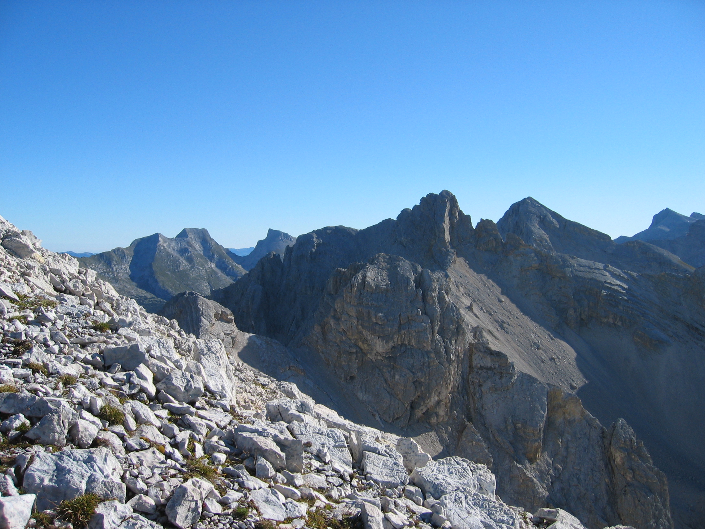 Larchetkarspitze und Breitgrieskarspitze, links dahinter Vogelkarspitze und Östliche Karwendelspitze