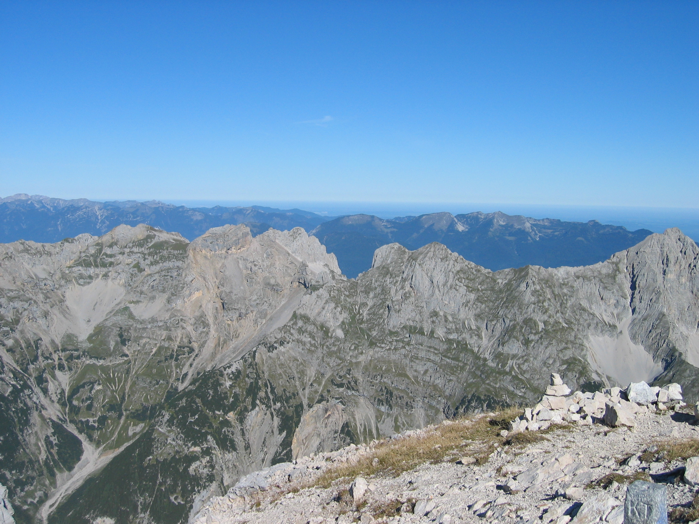 Westliche Karwendelspitze und Tiefkarspitze, dahinter das Estergebirge