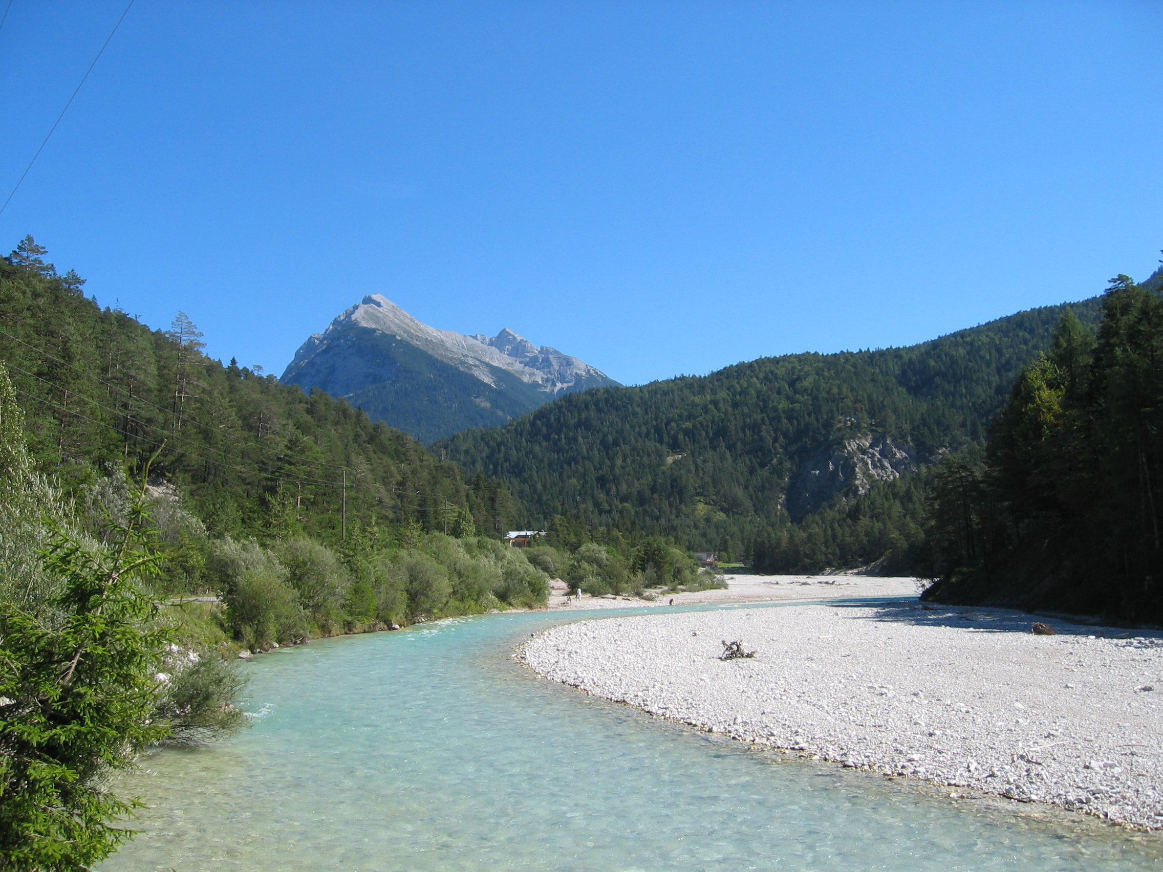 Die junge Isar, dahinter der Hohe Gleirsch