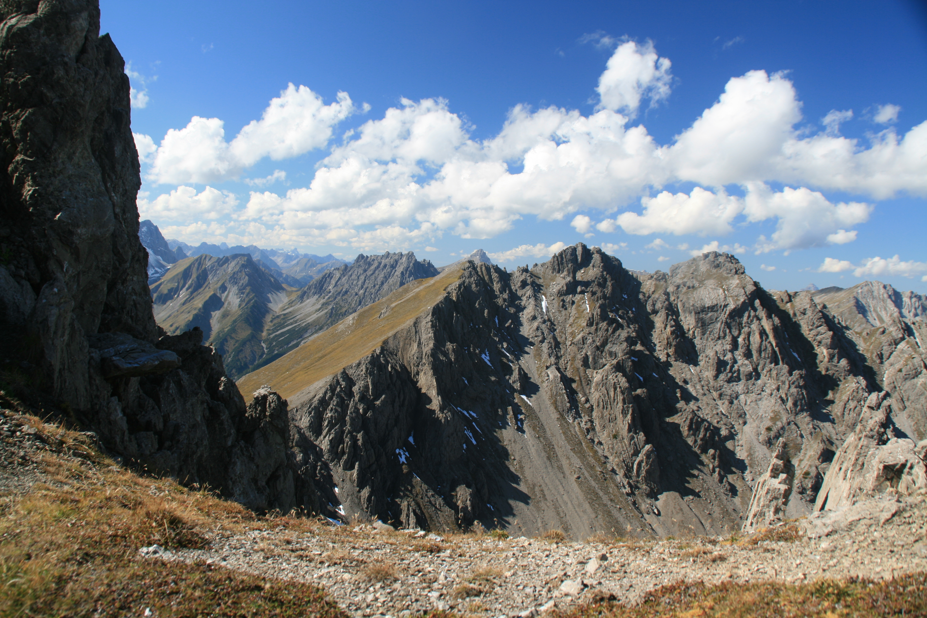 Gamplesspitze und Aserlekopf, dahinter (links) das Rudiger-Massiv