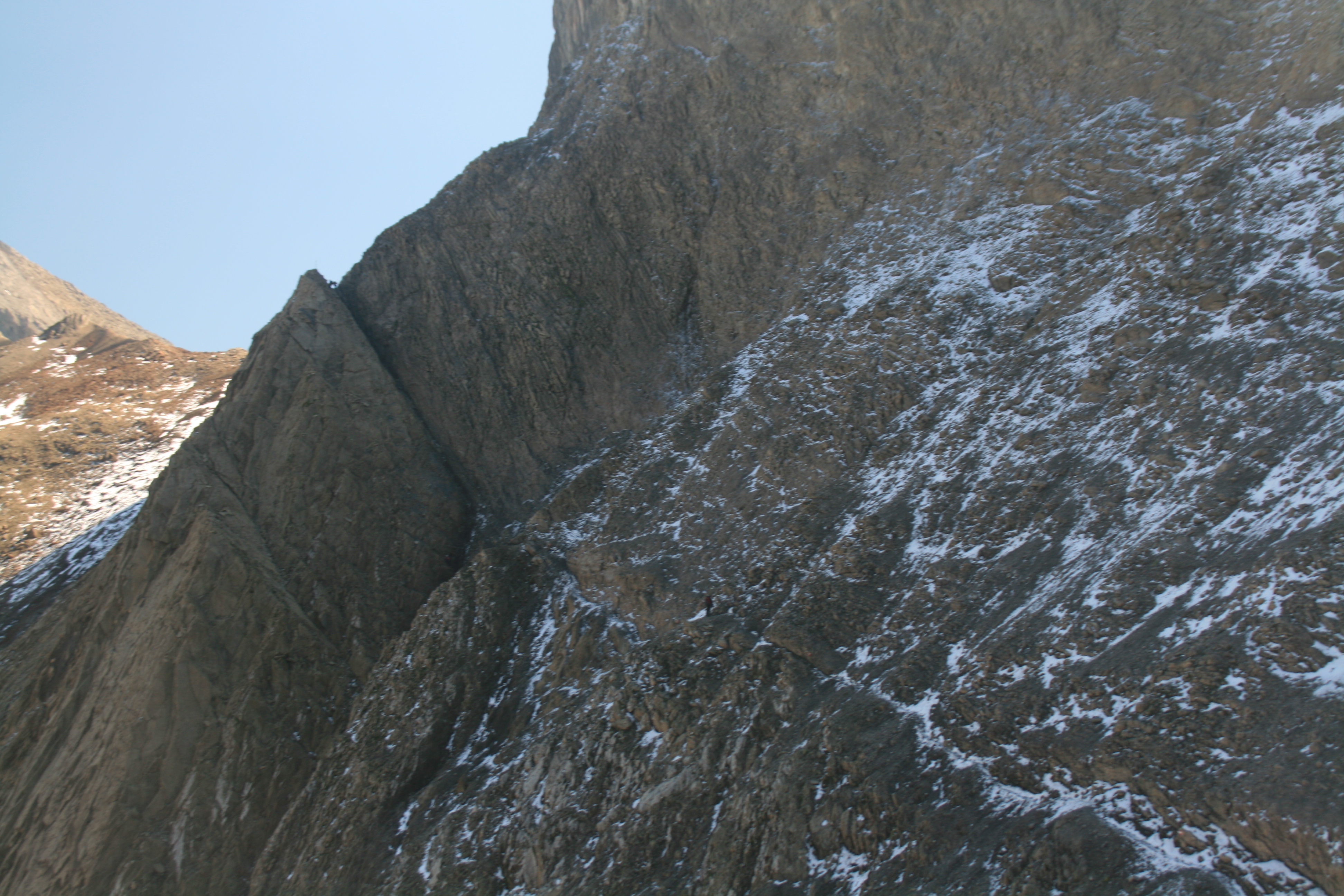 Beginn der nordseitigen Querung, links Gelbes Schartl