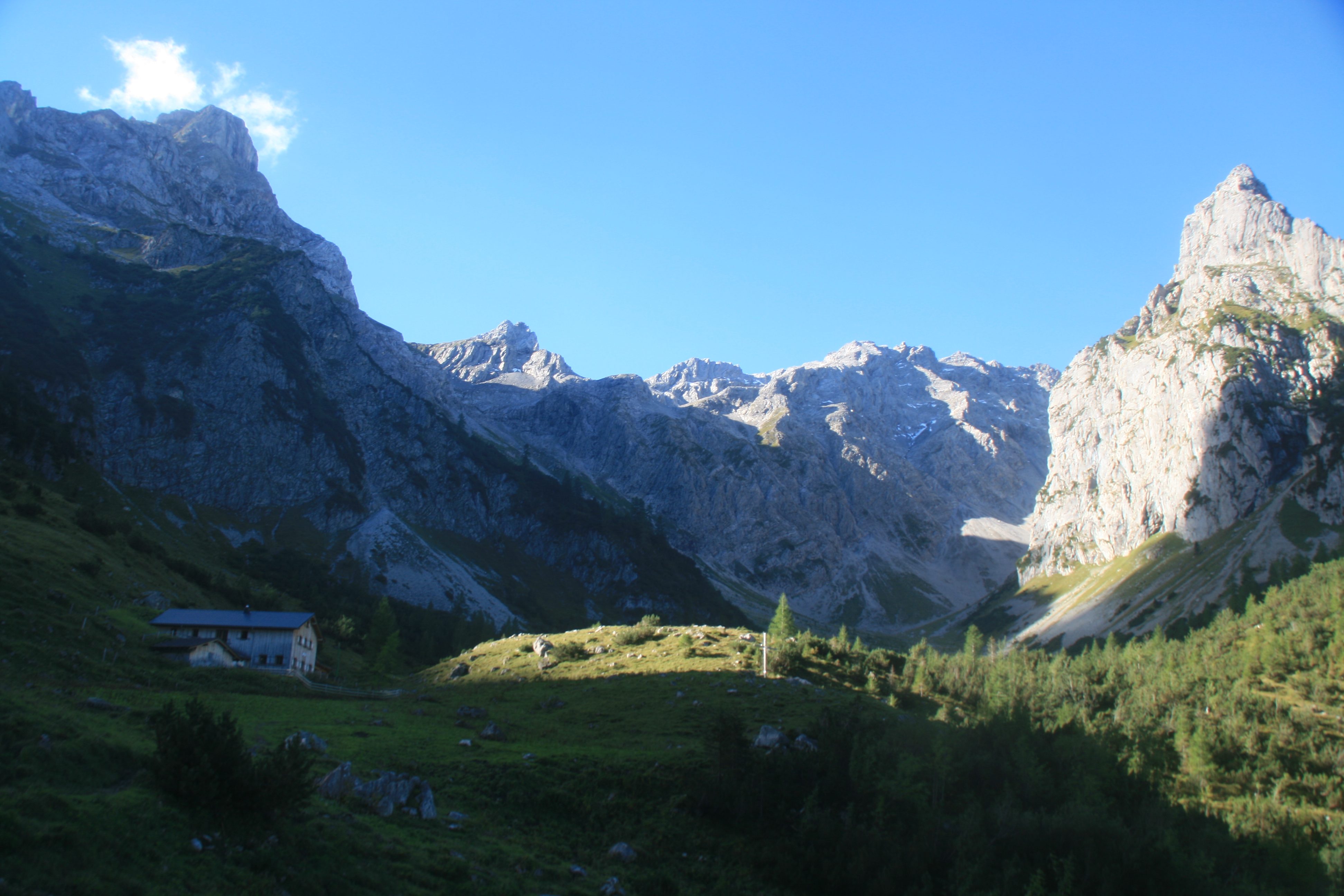 Die Sarotlahütte liegt noch im Schatten.
