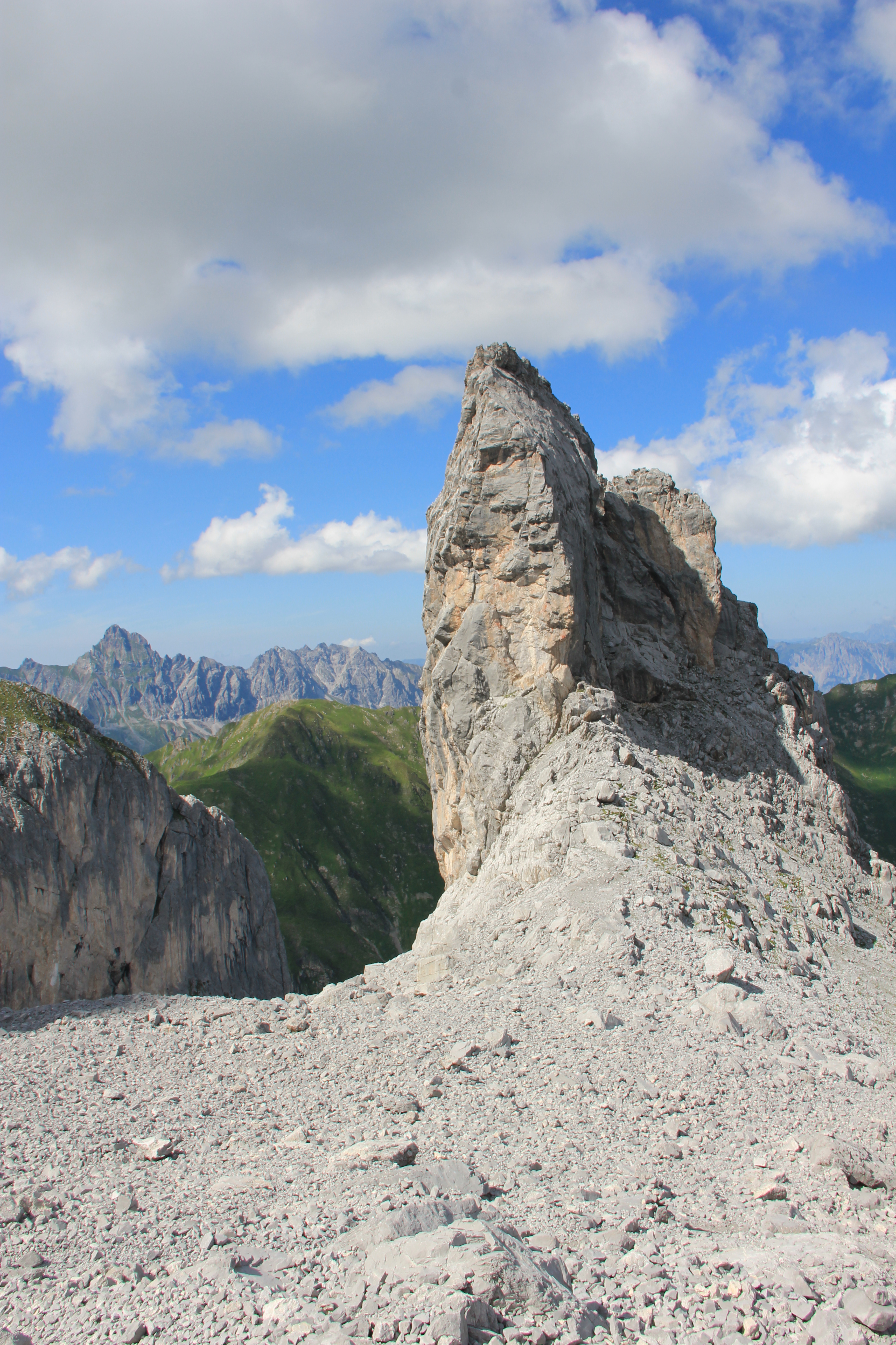 Sporerturm, links Zimba