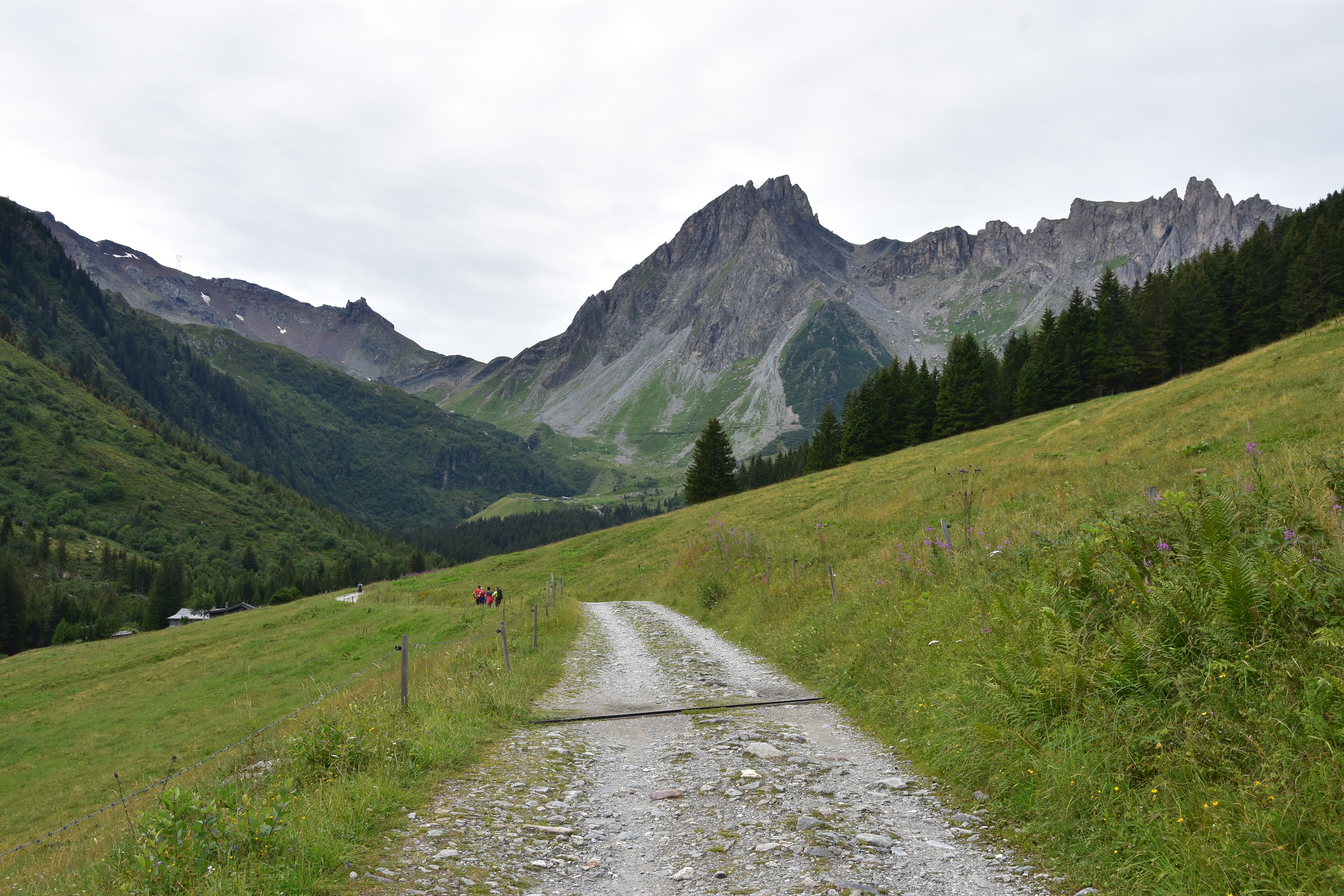 Aiguilles de la Pennaz, links davon der Col du Bonhomme