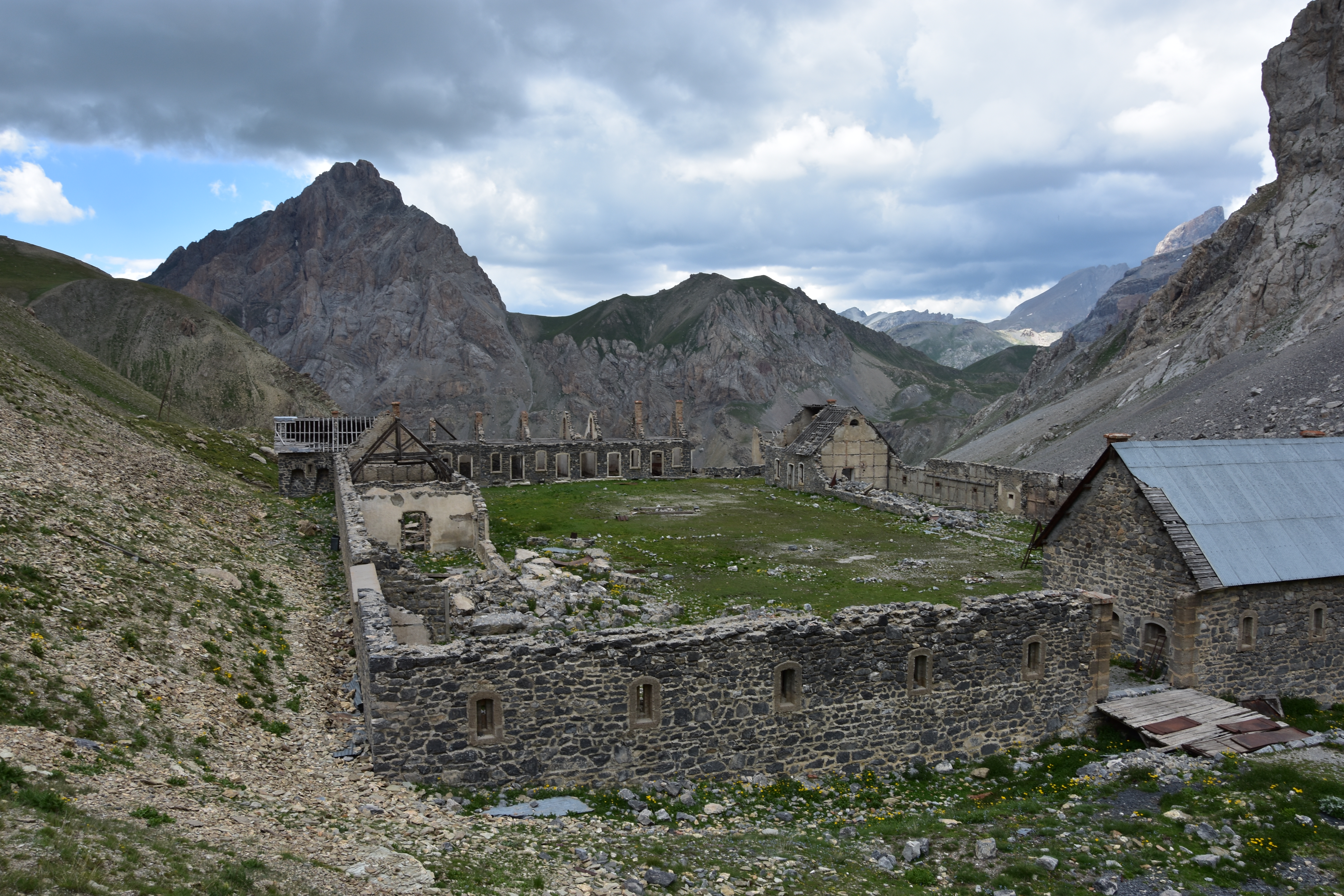 Verfallene Milit&auml;ranlage